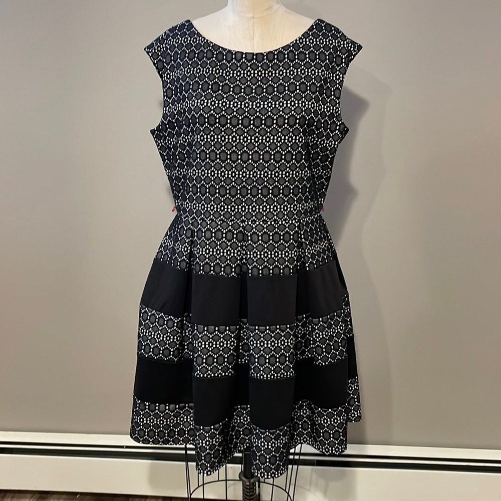 Tiana B sleeveless midi scoop neck fit and flare dress - Picture 1 of 8